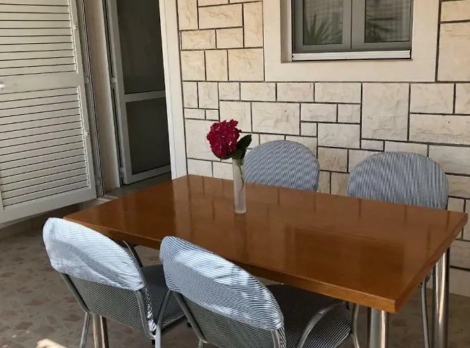 Roberta Apartment